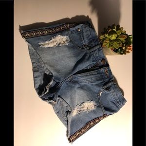 Forever 21 distressed jean shorts,size 27